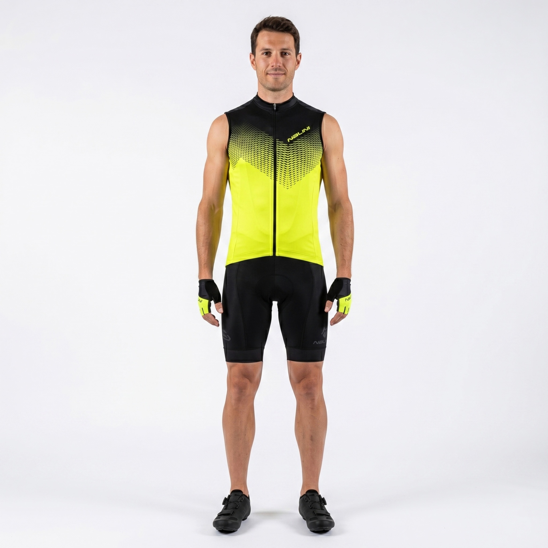 Homem a usar colete amarelo e preto, calções pretos de ciclismo, luvas pretas e amarelas e sapatos desportivos pretos em fundo branco.