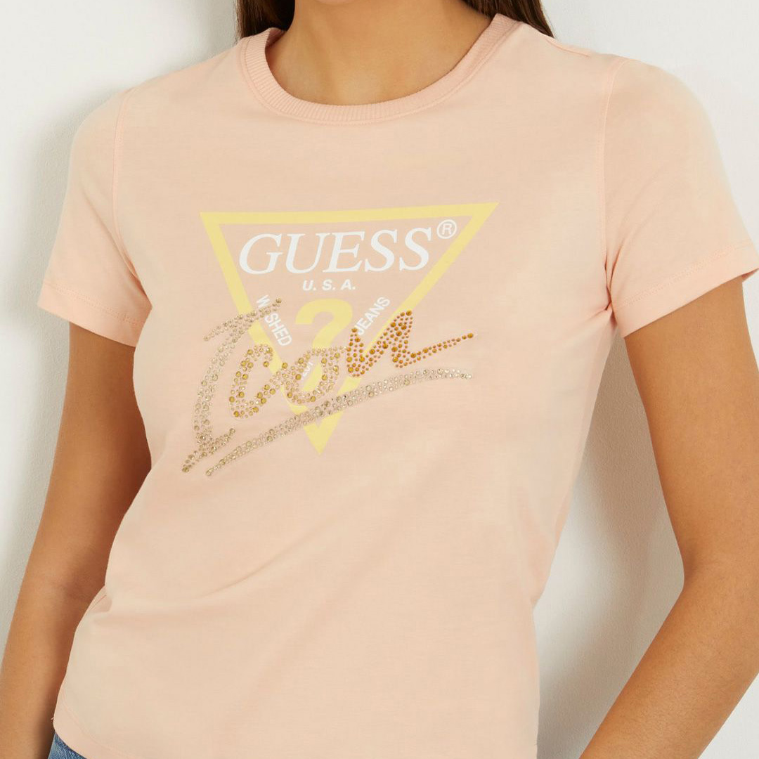 T-shirt feminina salmão com estampado GUESS U.S.A. e lantejoulas douradas