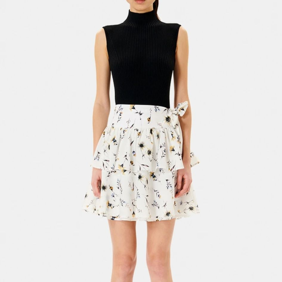 Vestido feminino preto e branco com padrão floral e detalhe de laço