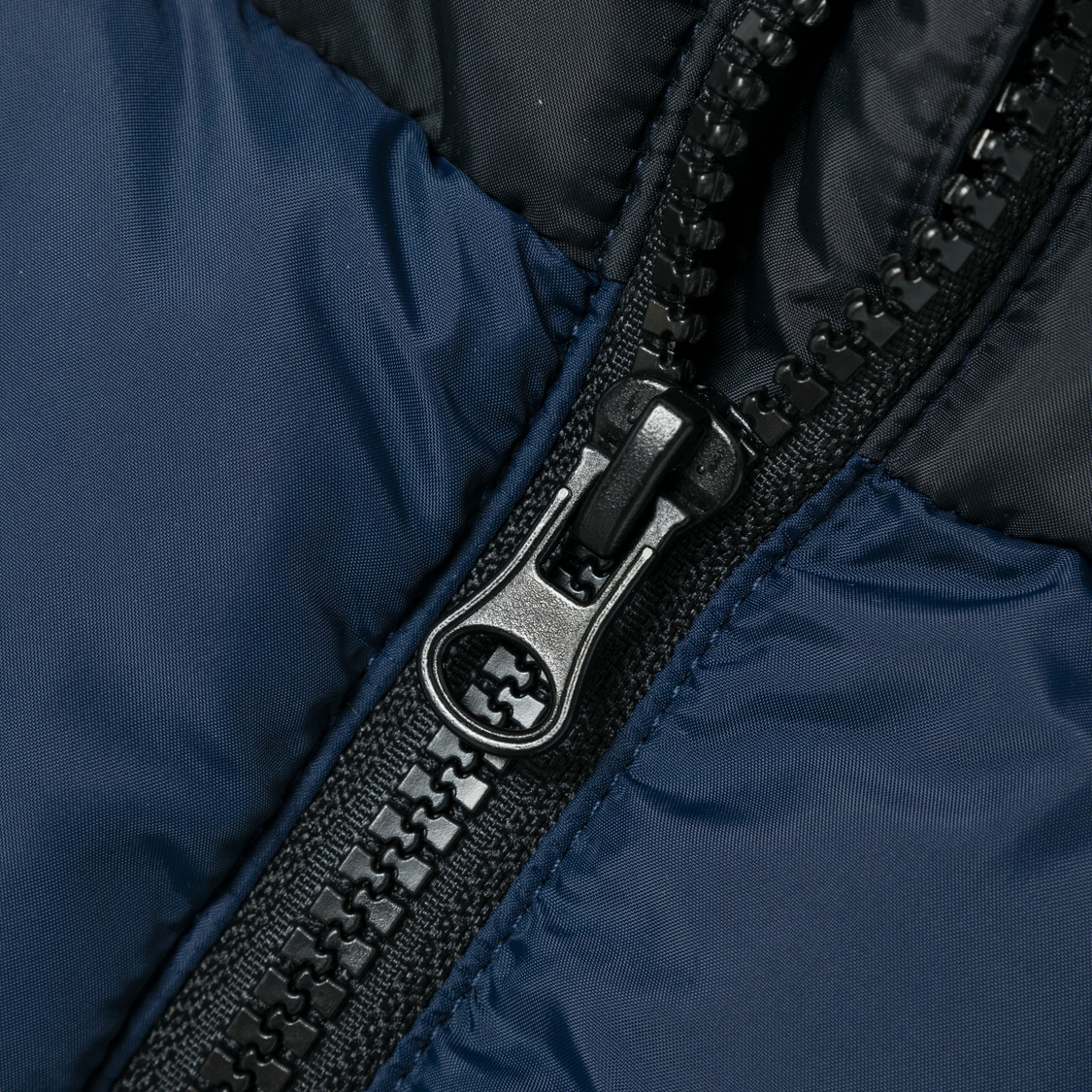 Fecho de correr preto em tecido acolchoado azul escuro e preto