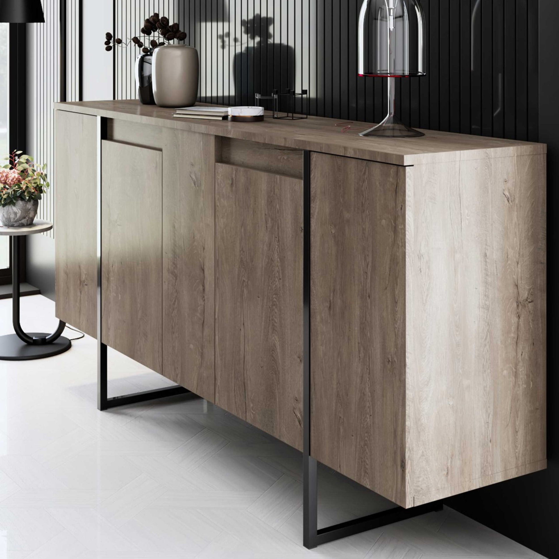 Buffet moderno em madeira clara com pés de metal preto e decoração sobre o tampo.