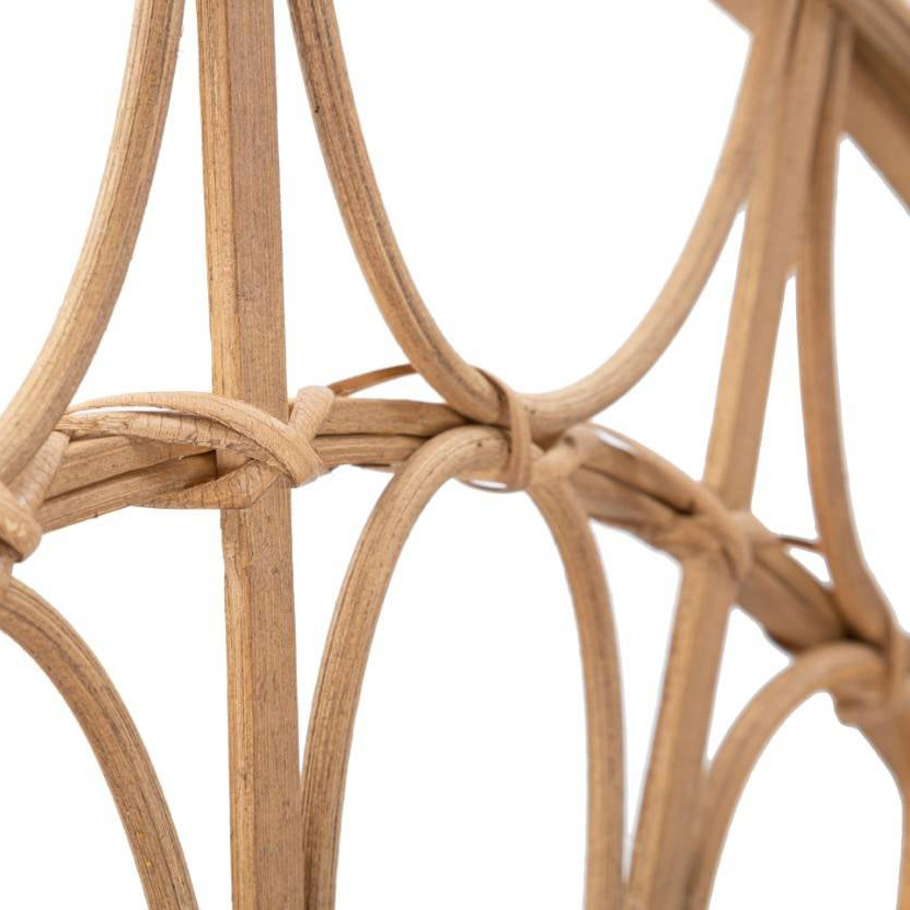 Estrutura em rattan natural com curvas e nós