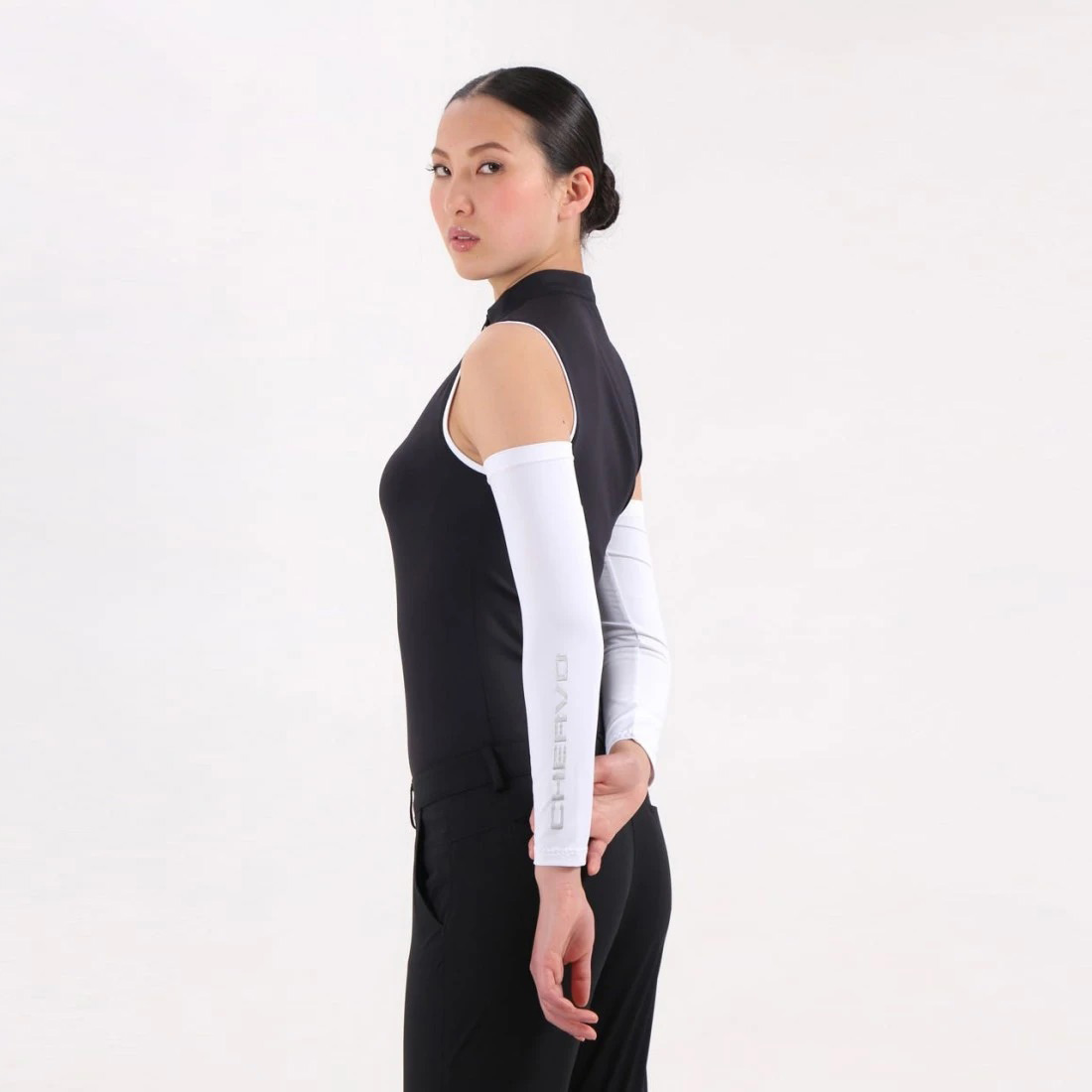 Mulher com top preto e mangas brancas com texto CHERVO num fundo branco