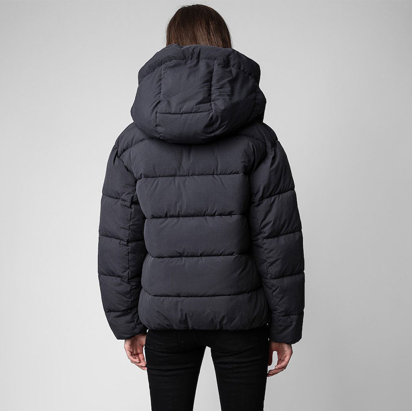 Casaco acolchoado preto com capuz visto de costas