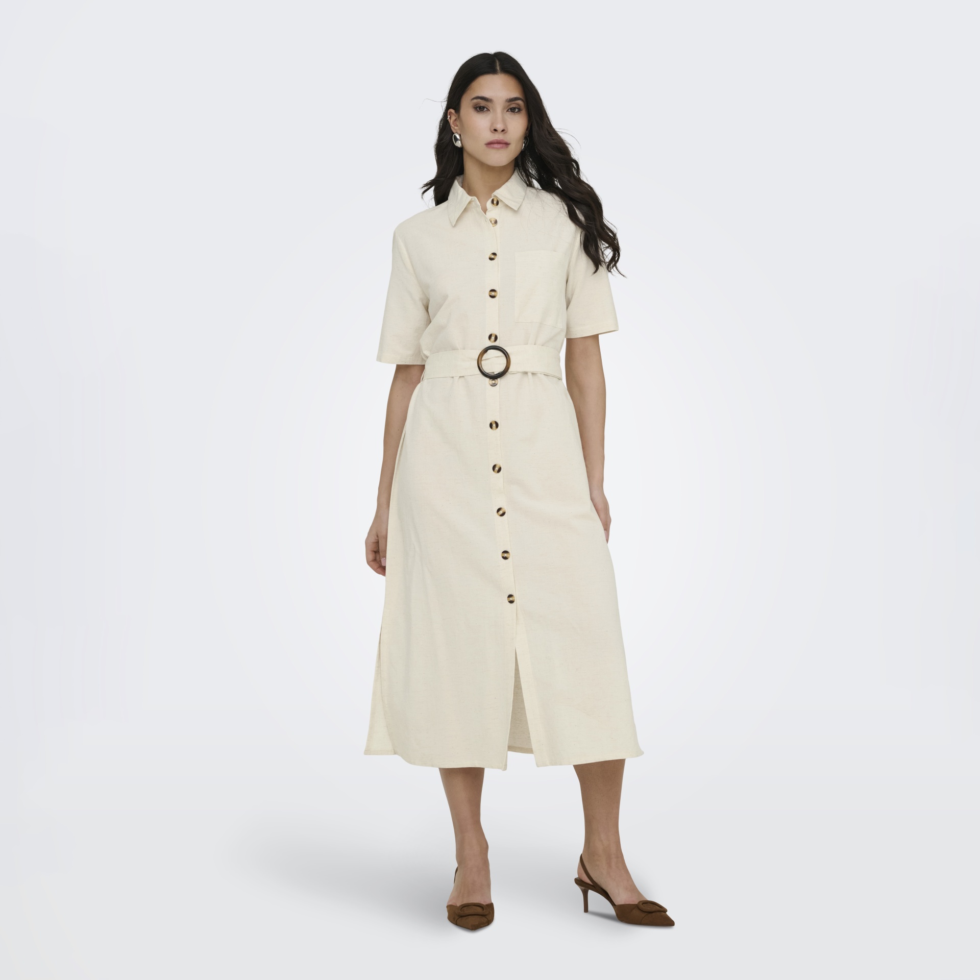 Vestido feminino bege claro com botões e cinto circular