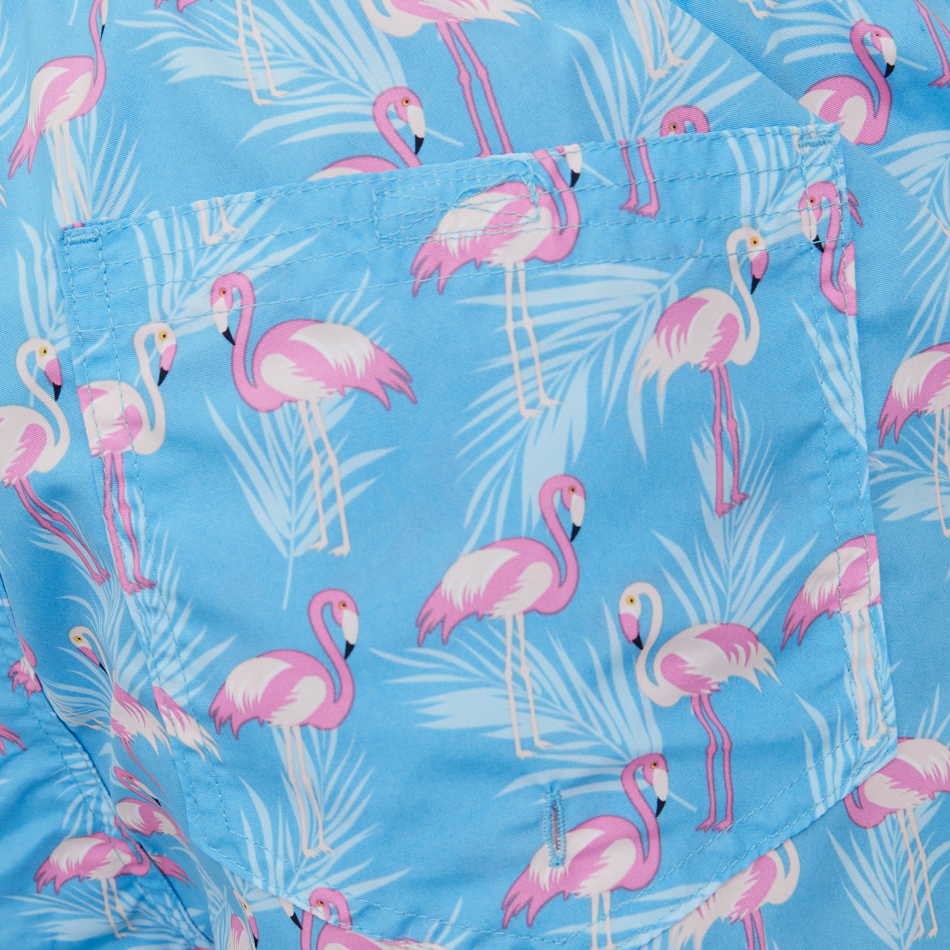 Tecido azul claro com padrão de flamingos rosa e bolso costurado