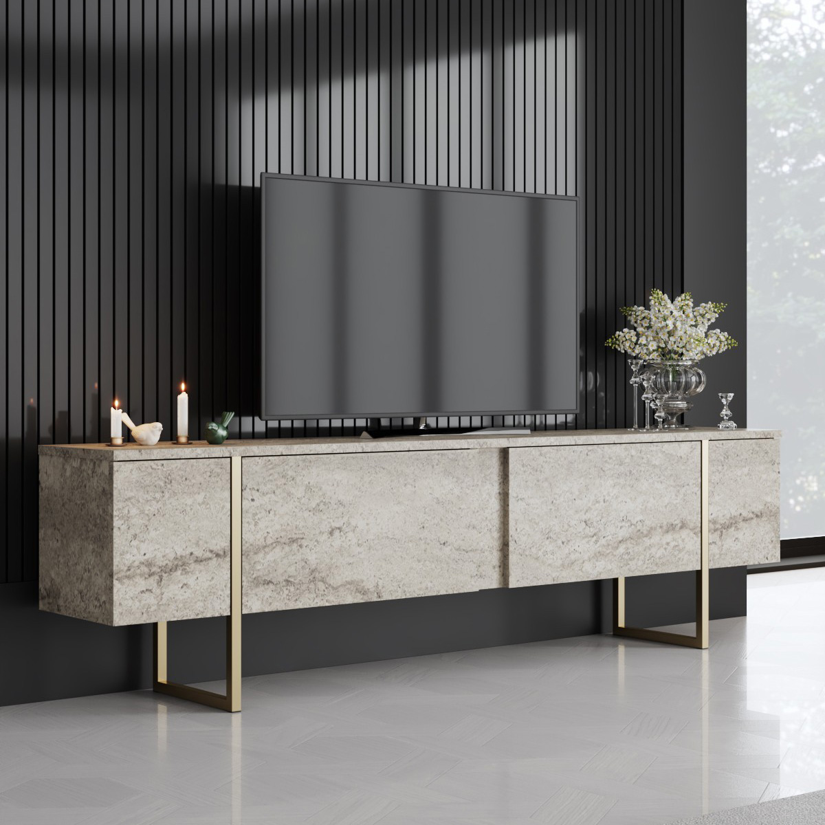 Móvel TV suspenso revestido em pedra clara com televisão e decoração sobre ele