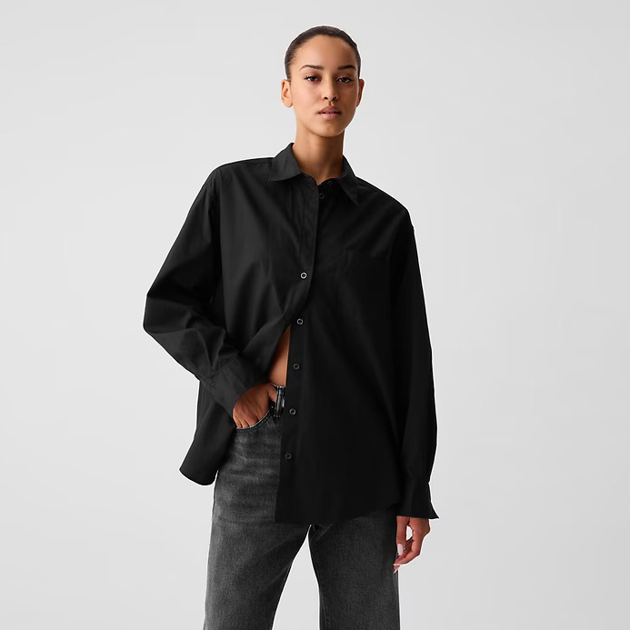 Camisa preta de tecido liso com botões ao centro e gola clássica