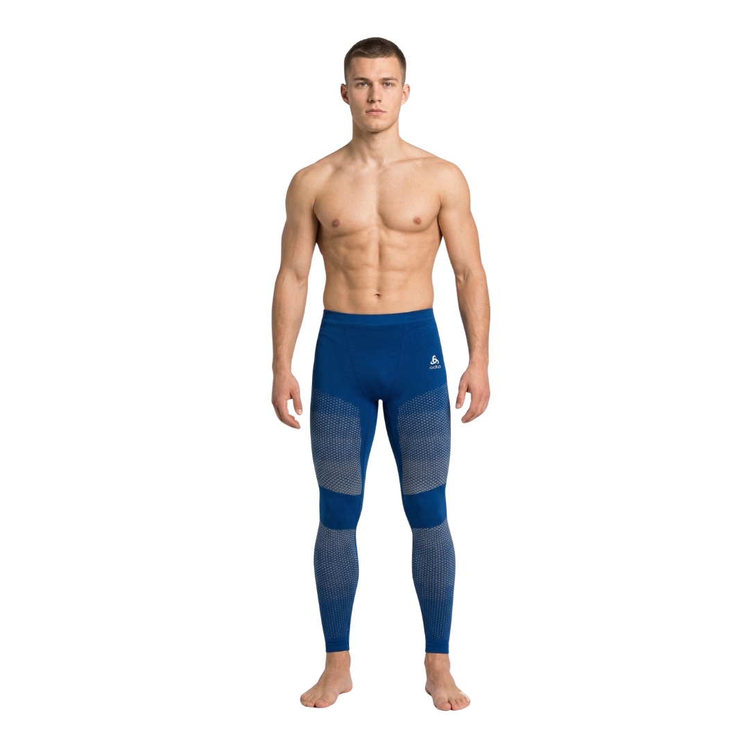 Homem com leggings de compressão azuis com padrão cinza em fundo branco