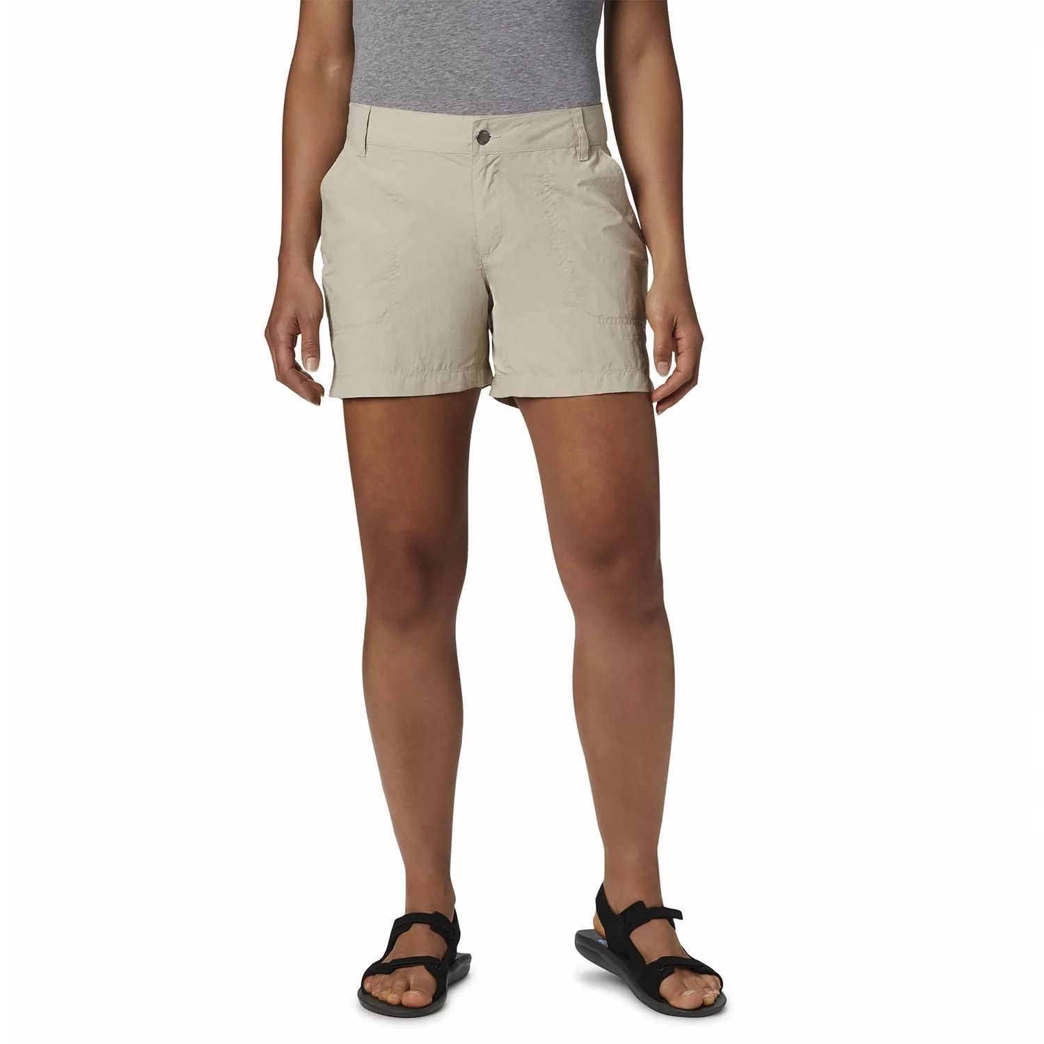Shorts bege de tecido leve usados por mulher com sandálias pretas e camiseta cinza