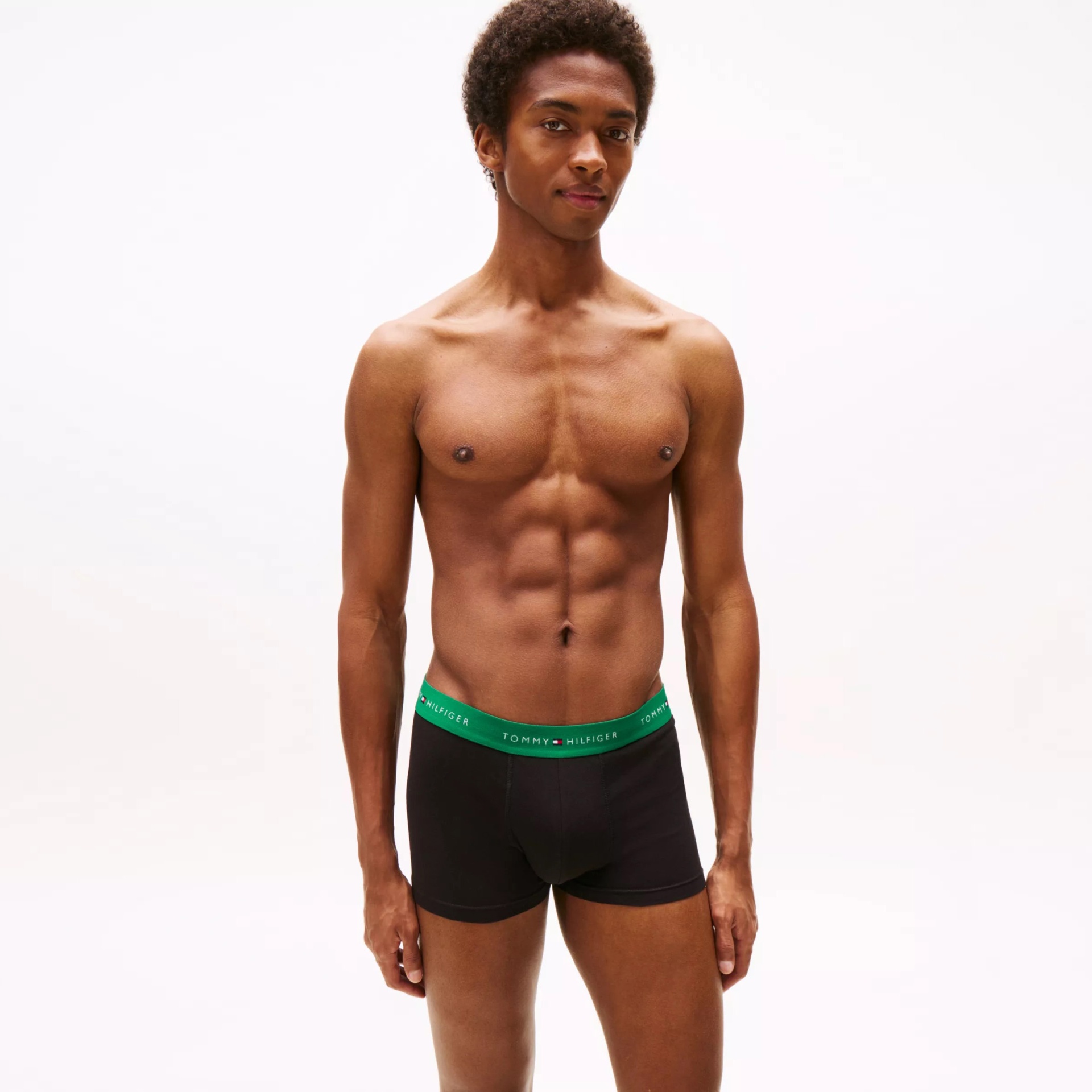 Homem a usar boxer preto com cintura verde Tommy Hilfiger