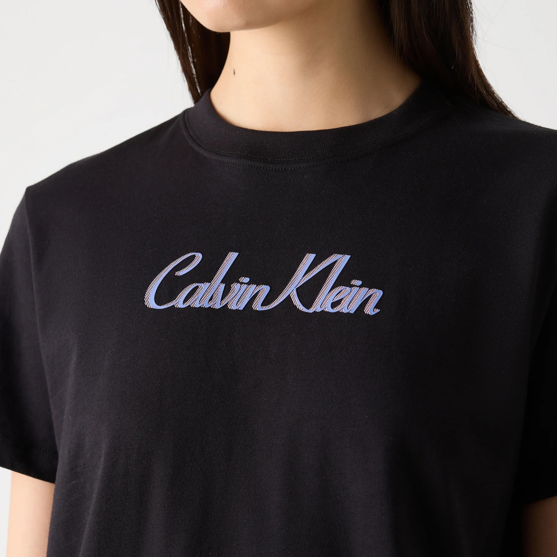 T-shirt preta Calvin Klein com logótipo azul listrado no peito