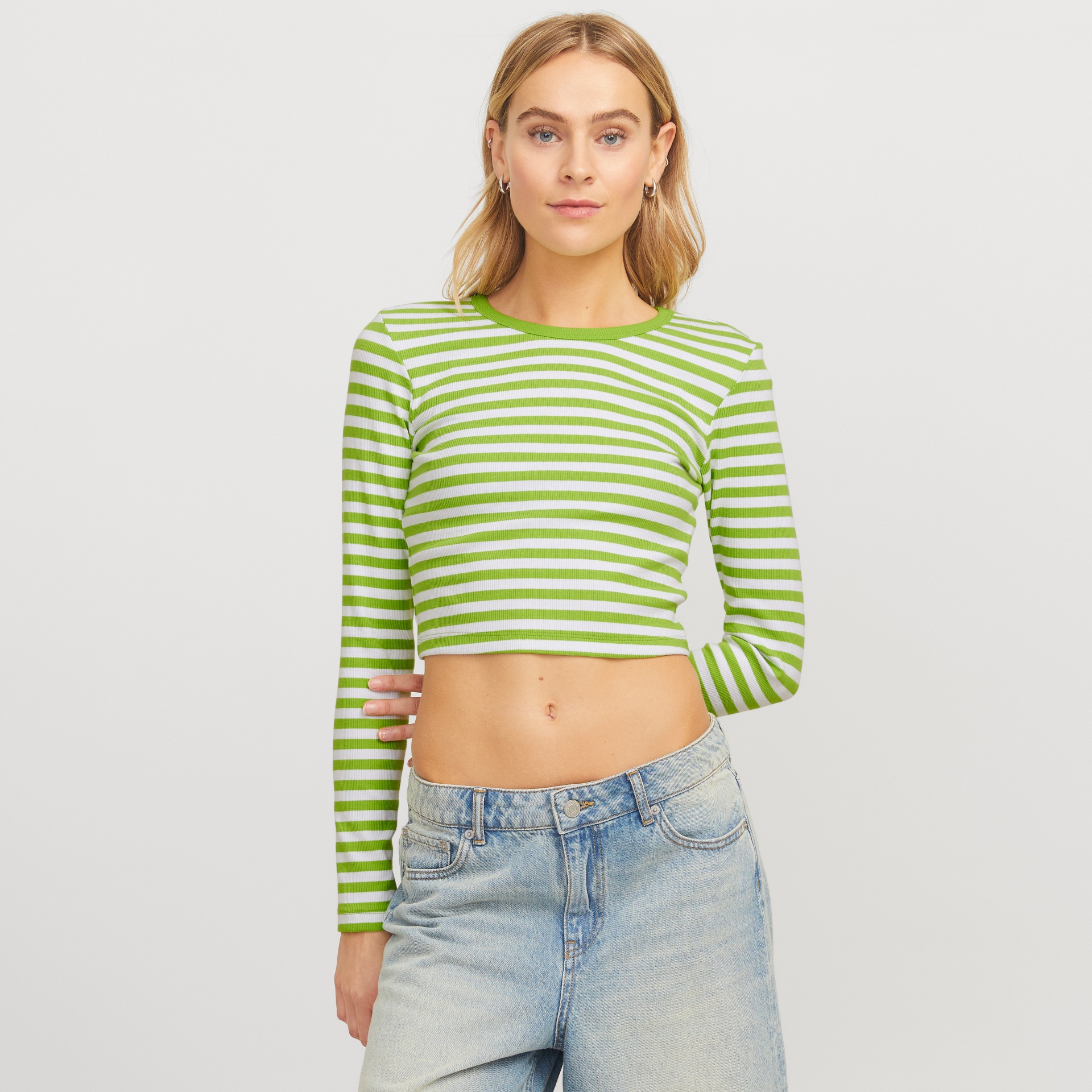 Top cropped com riscas verdes e brancas e calças de ganga azuis claras