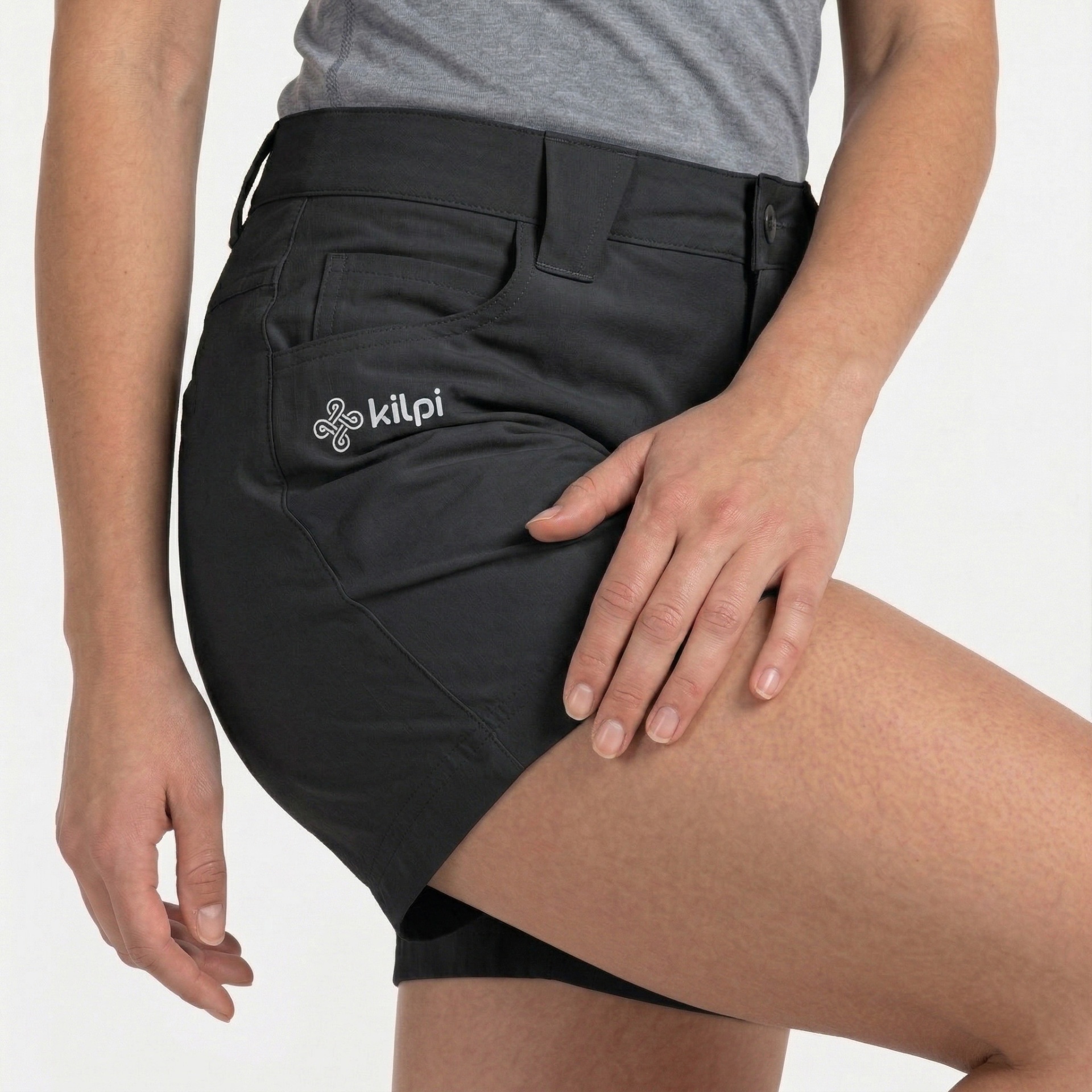 Calções pretos com logotipo kilpi branco