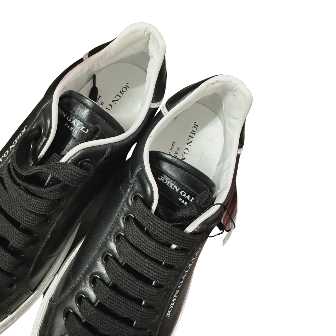 Sapatilhas pretas com pormenores brancos e marca JOHN GALLIANO PARIS