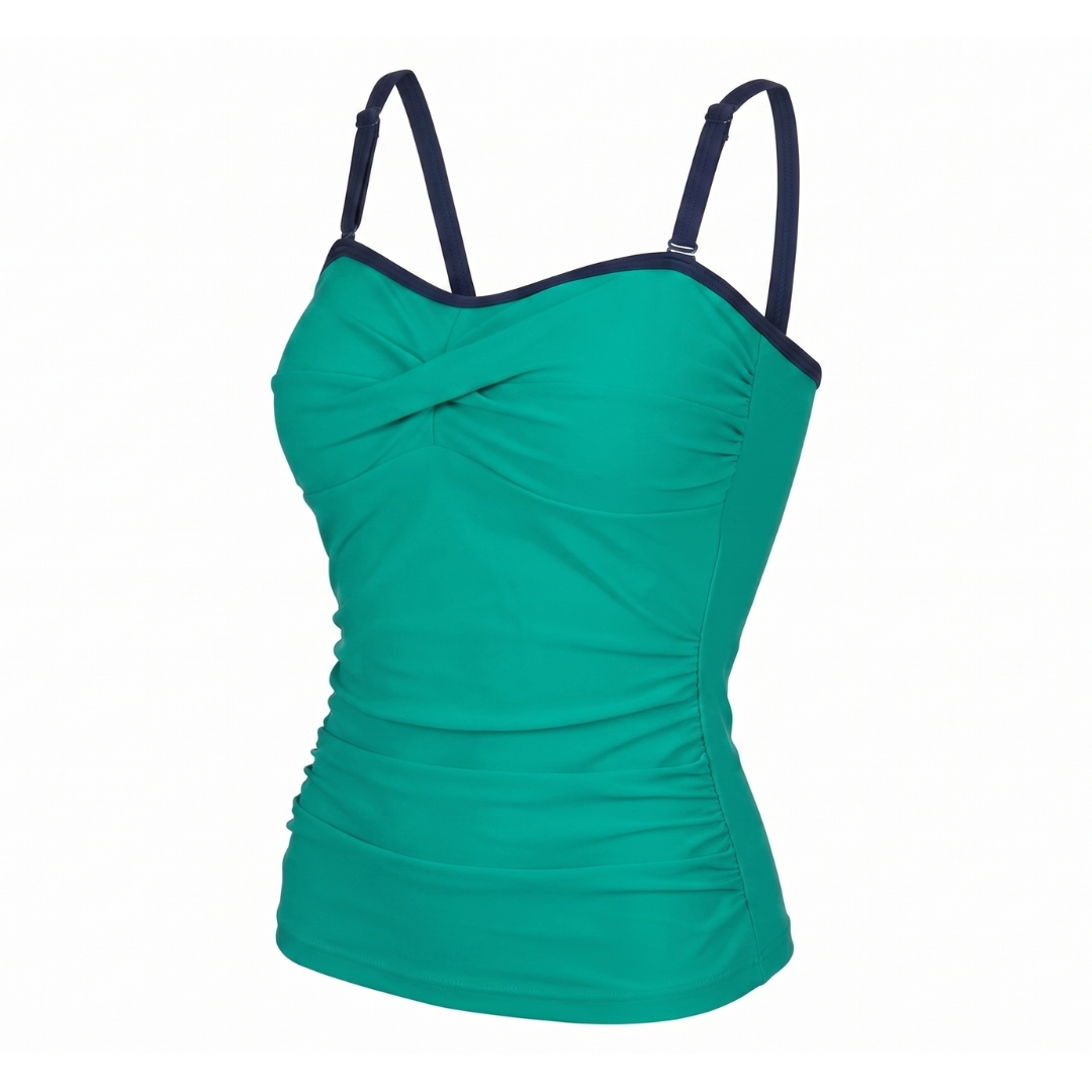 Top verde com alças e detalhes franzidos em fundo branco