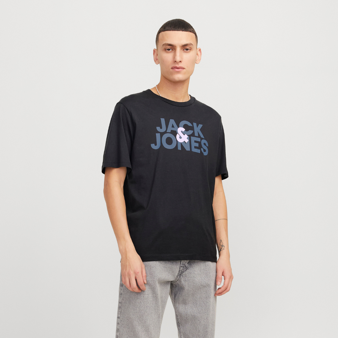 Homem com t-shirt preta Jack & Jones e calças cinzentas