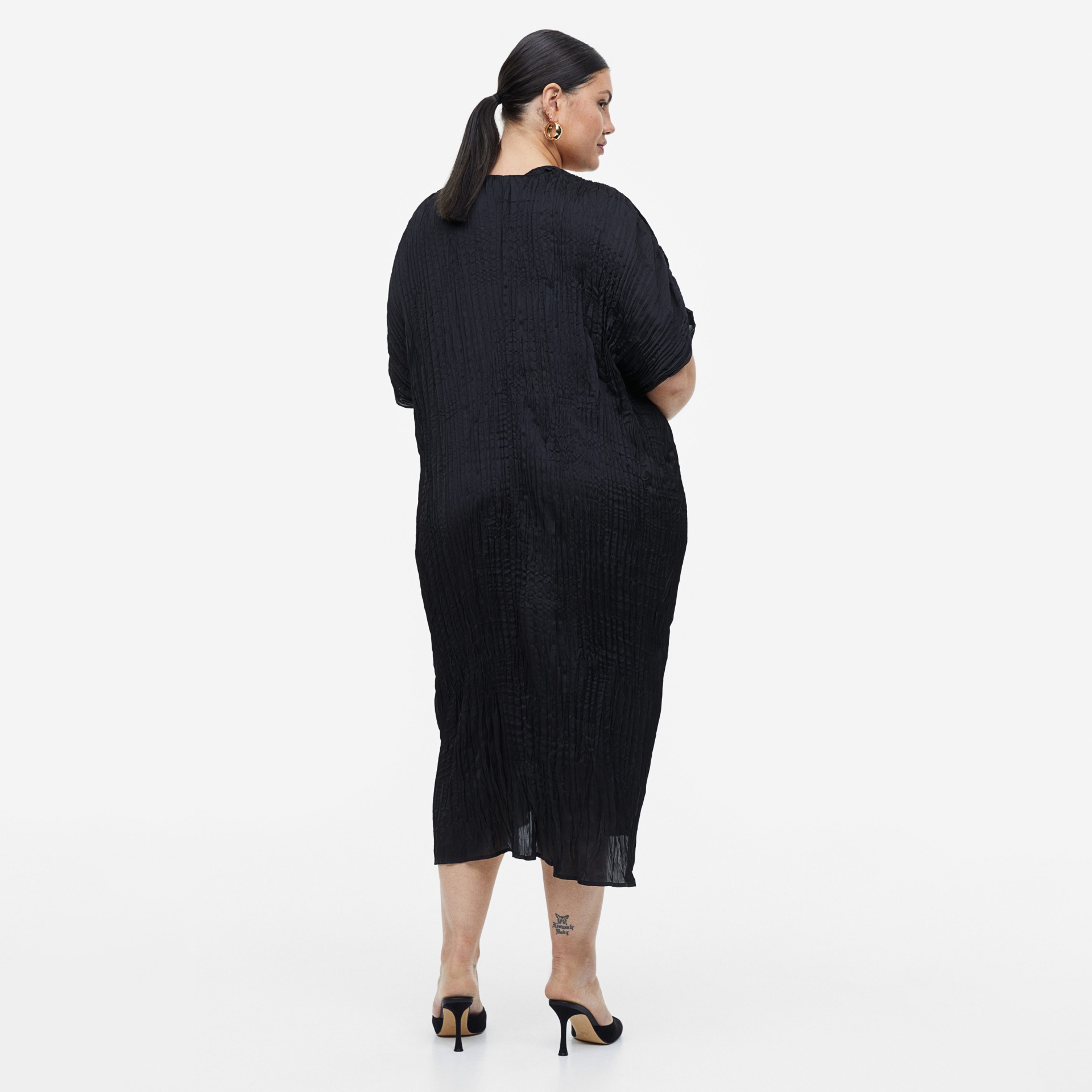 Vestido preto texturizado de costas em modelo feminino