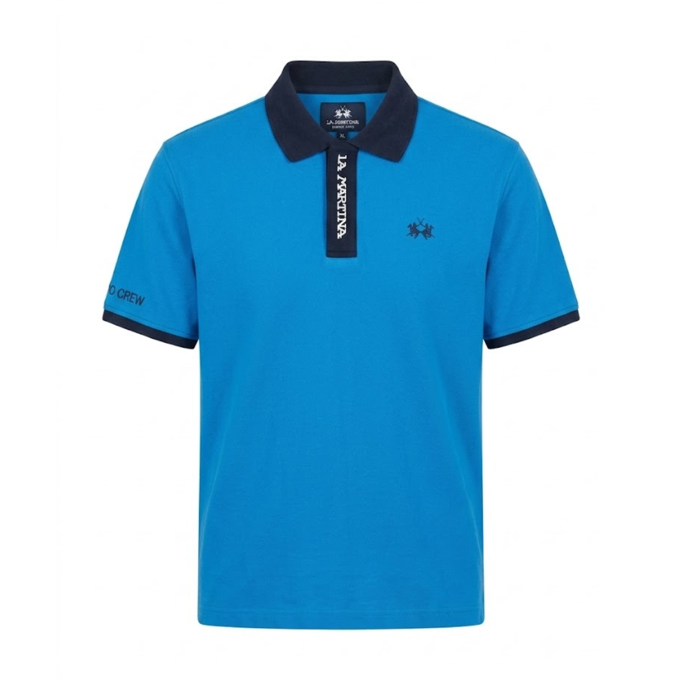 Polo azul de manga curta com gola e acabamentos pretos e texto estampado