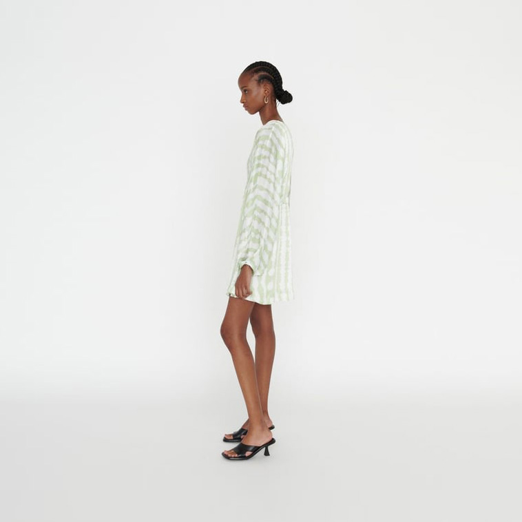 Vestido curto xadrez verde e branco com mangas compridas e sandálias pretas