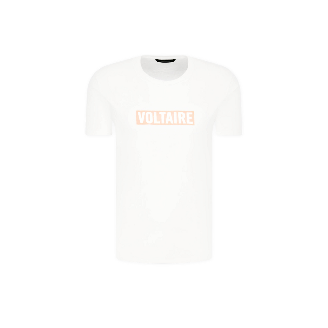 T-shirt branca com texto VOLTAIRE central em rosa claro
