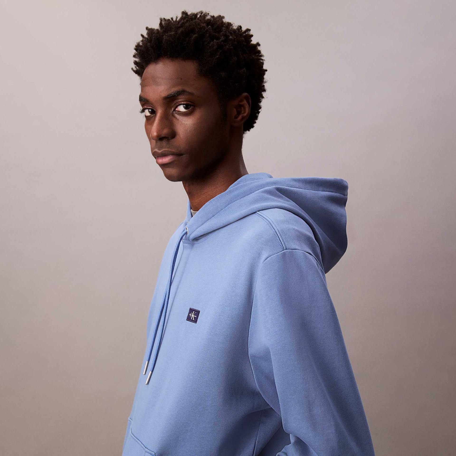 Camisola com capuz azul clara com logótipo cK no peito