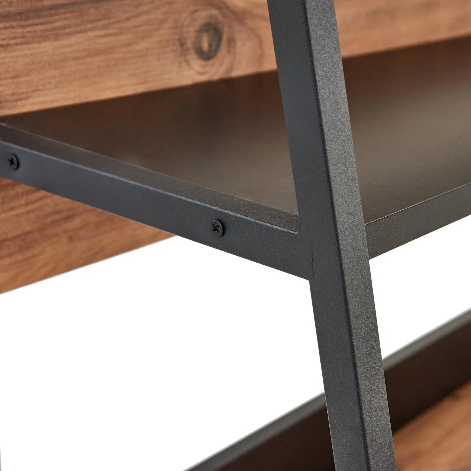 Estante preta com painel de madeira claro e metal