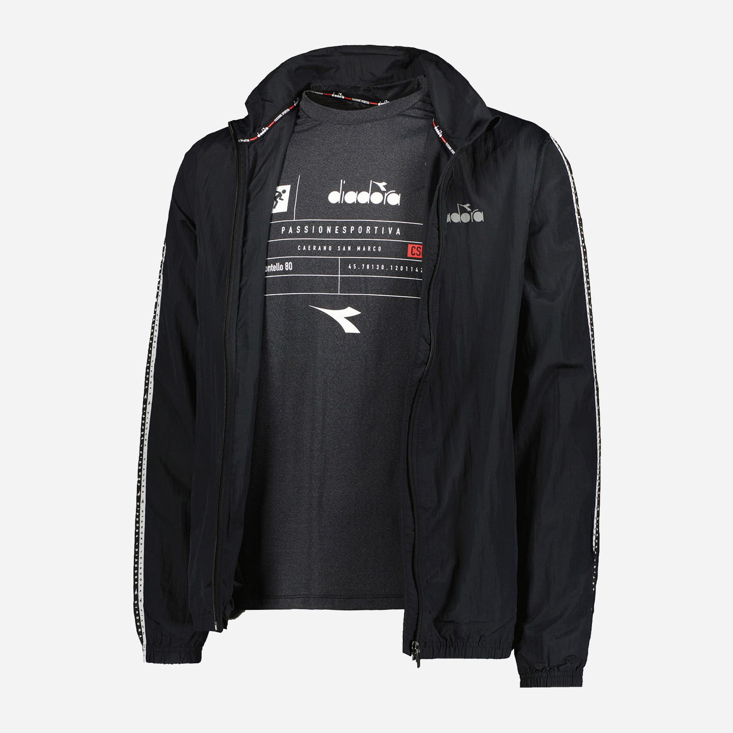 Casaco preto aberto com camiseta preta estampada e capuz