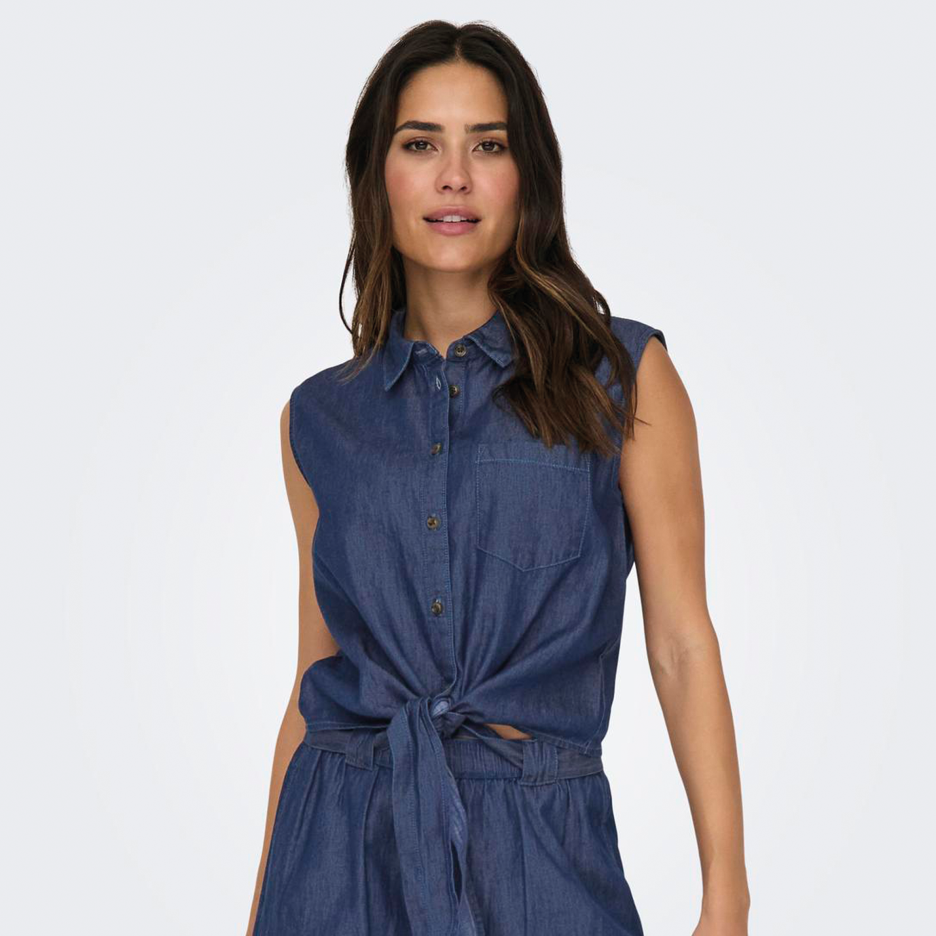 Top feminino azul denim sem mangas com gola e bolso, amarrado na cintura