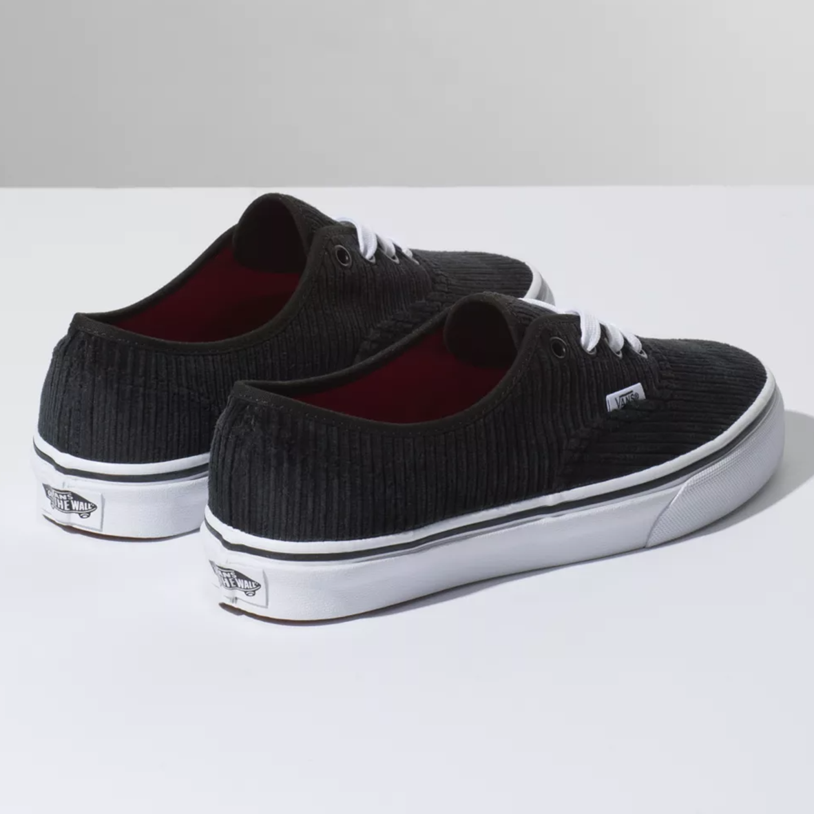 Ténis Vans pretos de veludo cotelê com sola branca e atacadores brancos