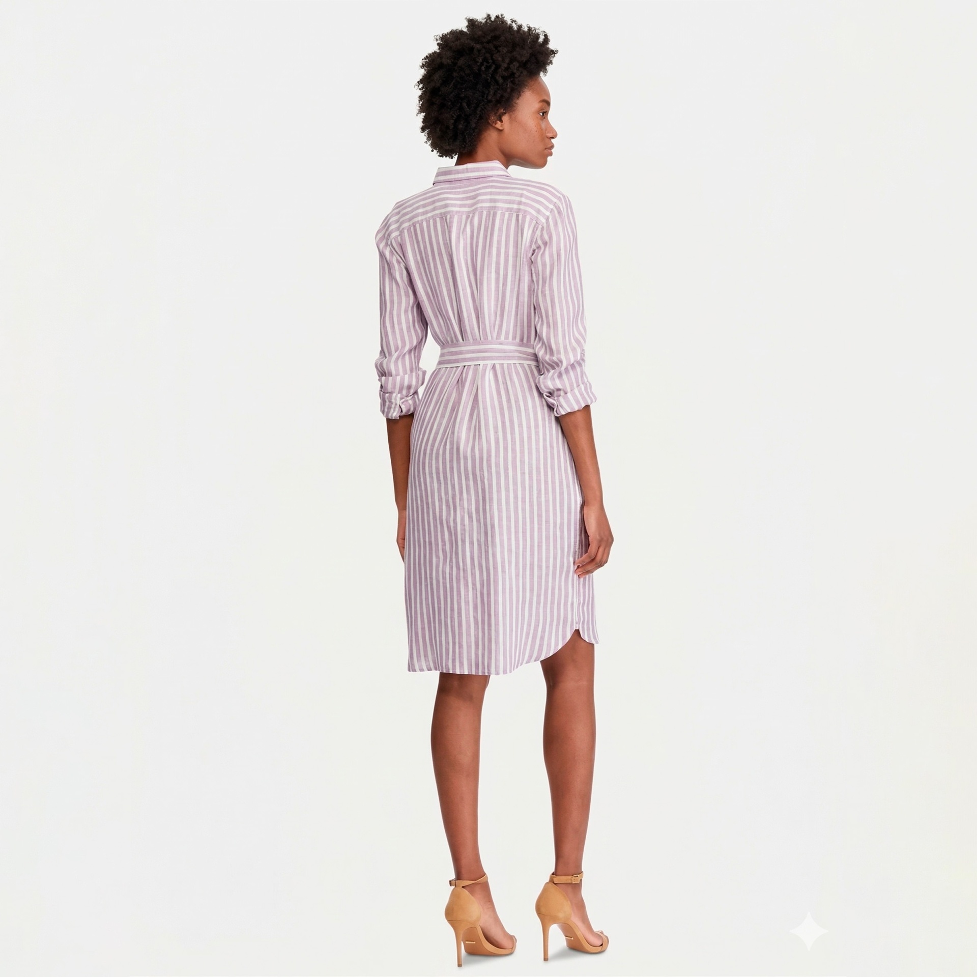 Vestido tipo camisa às riscas rosa claro e branco com cinto e mangas arregaçadas, visto de trás