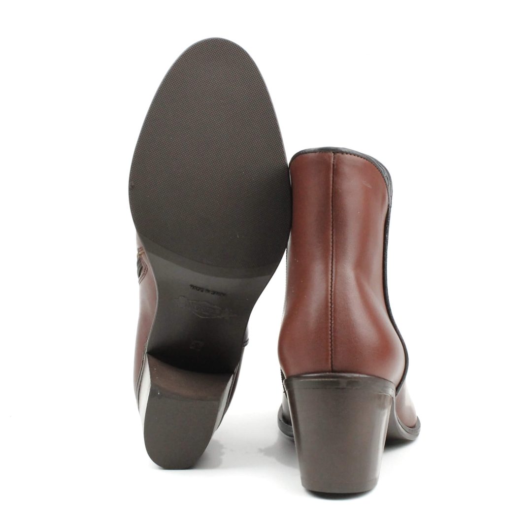 Botas de couro castanho com salto quadrado e sola preta