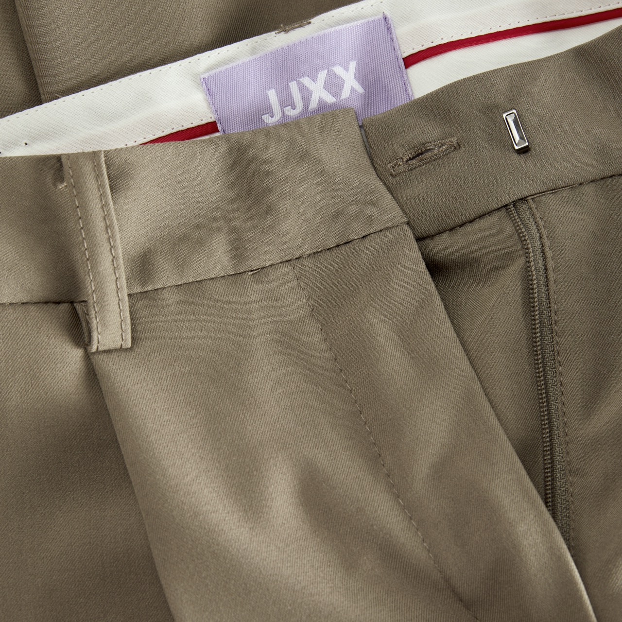 Calças bege com etiqueta JJXX no cós e fecho