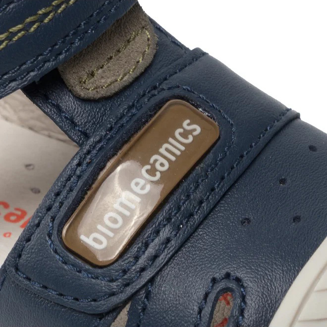 Sandália azul-marinho para criança com etiqueta 'biomecanics' e sola branca