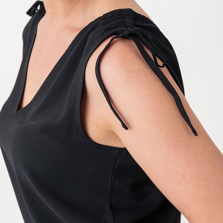 Blusa preta sem mangas com detalhes de cordões no ombro
