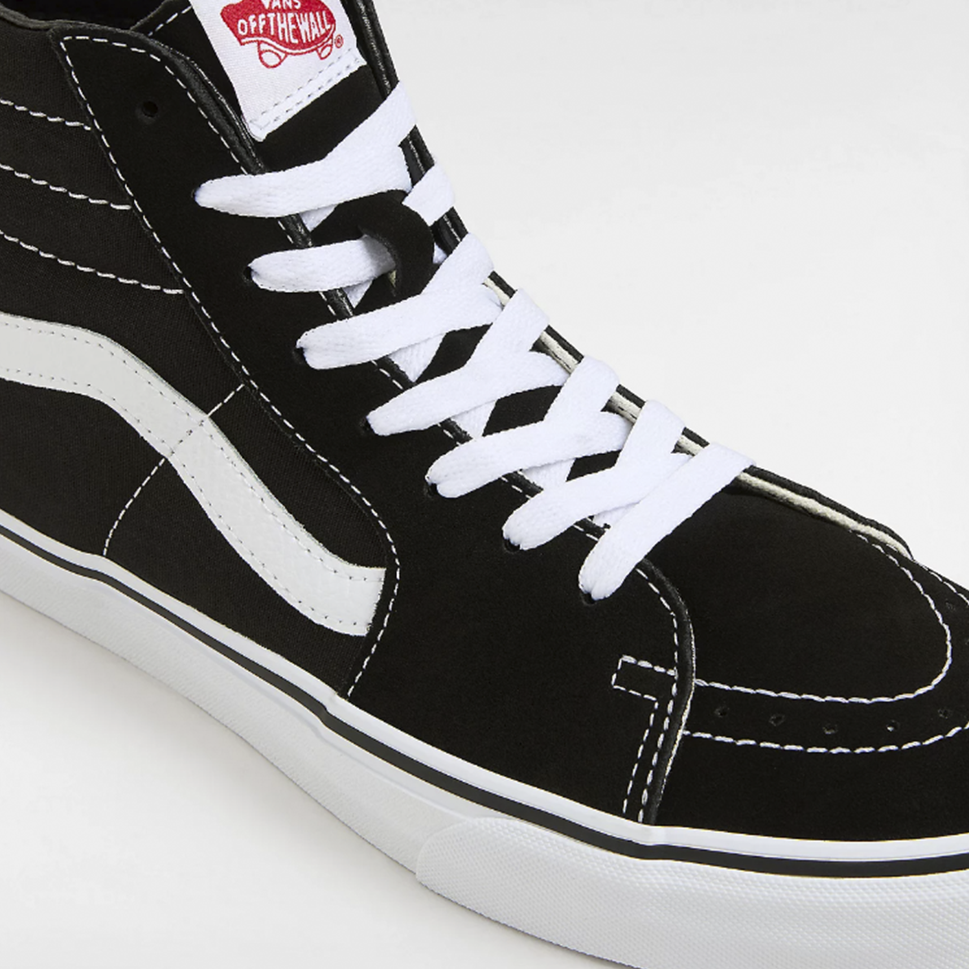 Ténis preto Vans de cano alto com padrão branco e etiqueta VANS OFF THE WALL