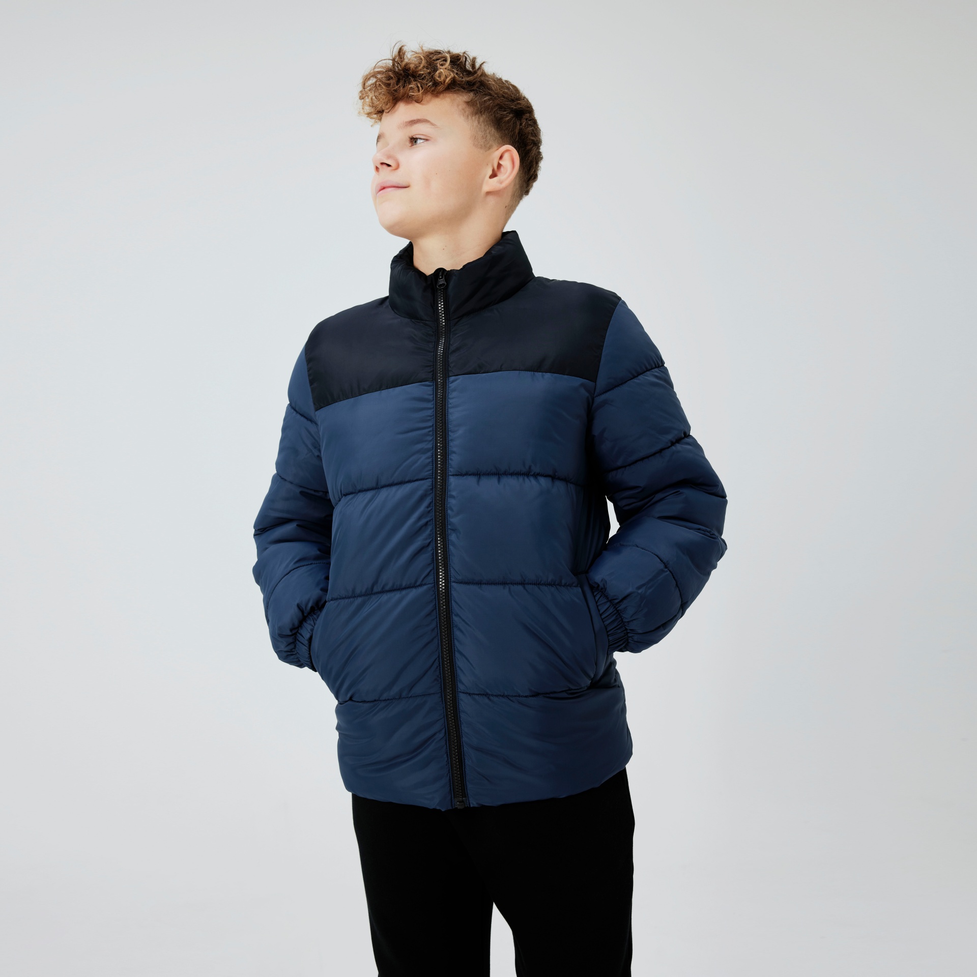 Casaco acolchoado azul e preto com fecho de zíper em rapaz