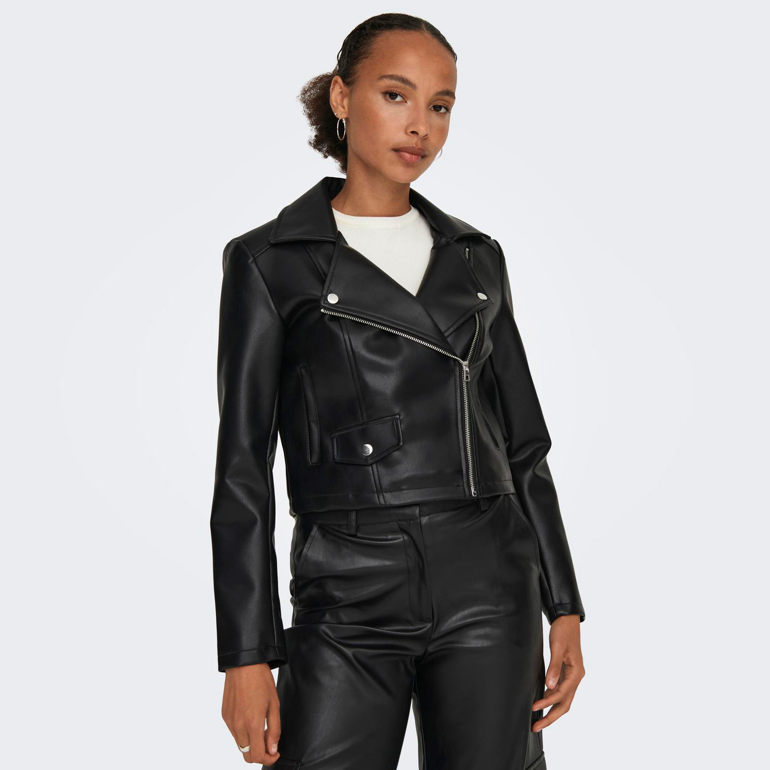 Casaco tipo biker preto em pele sintética com fecho diagonal e bolsos com abas