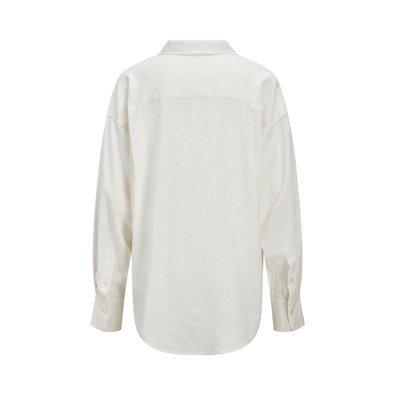 Camisa branca de manga comprida vista de costas