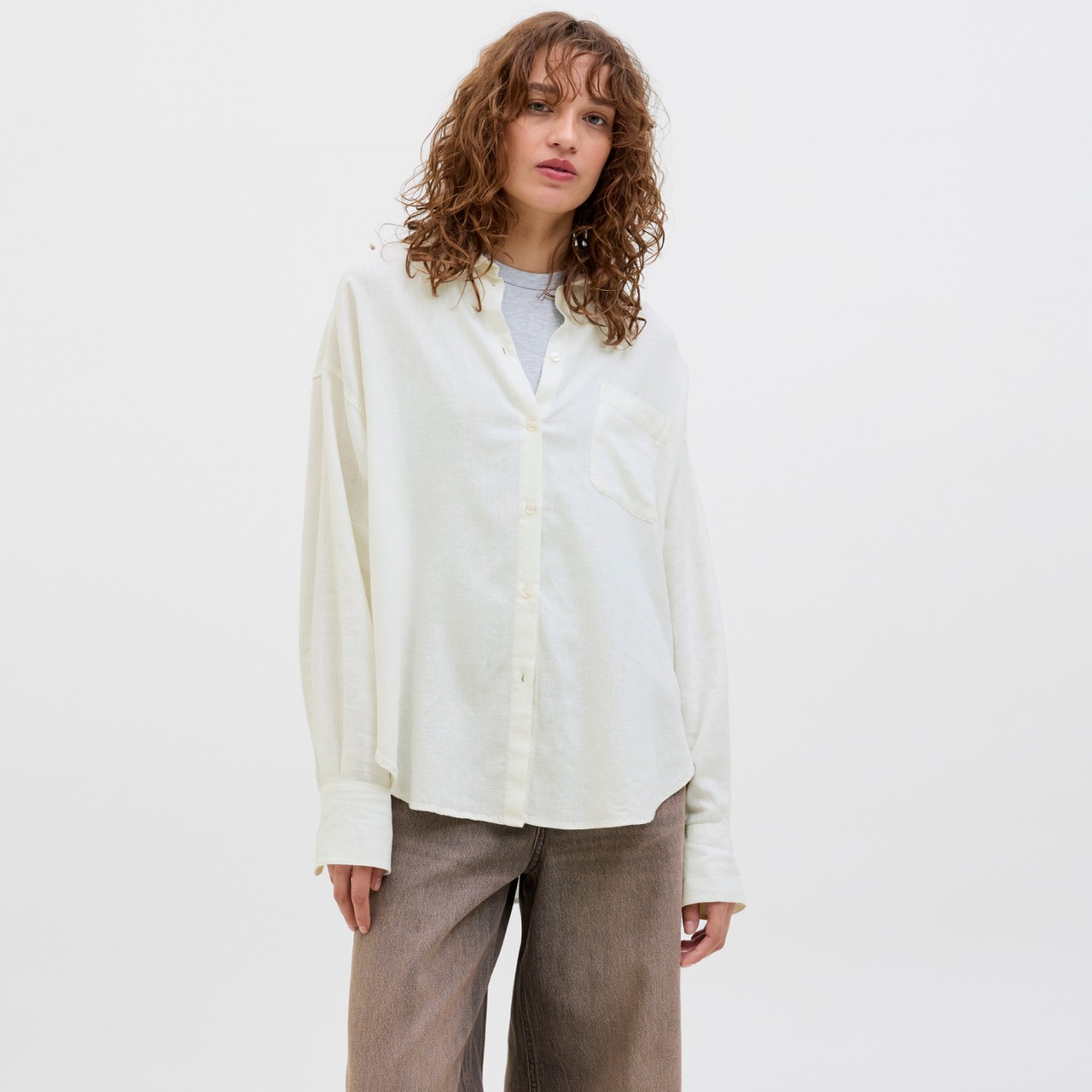 Camisa feminina branca de manga comprida com bolso no peito