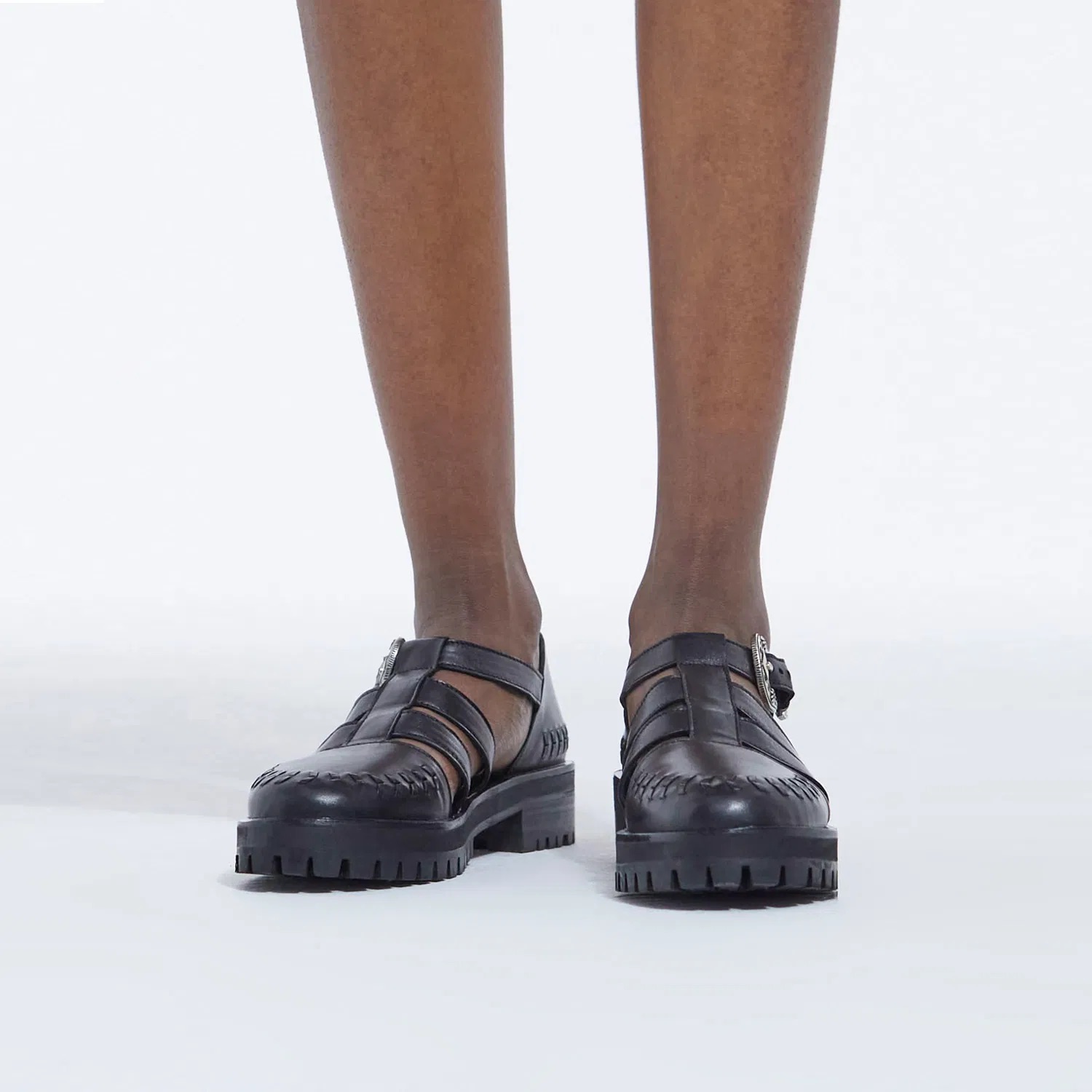 Sapatos pretos em pele com tiras e fecho de fivela