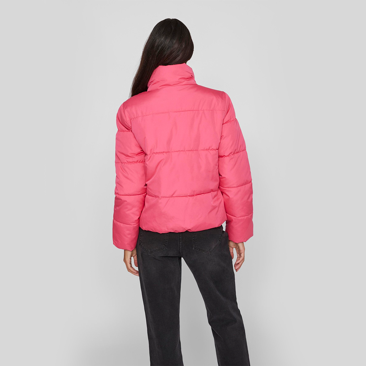 Casaco acolchoado rosa visto de costas