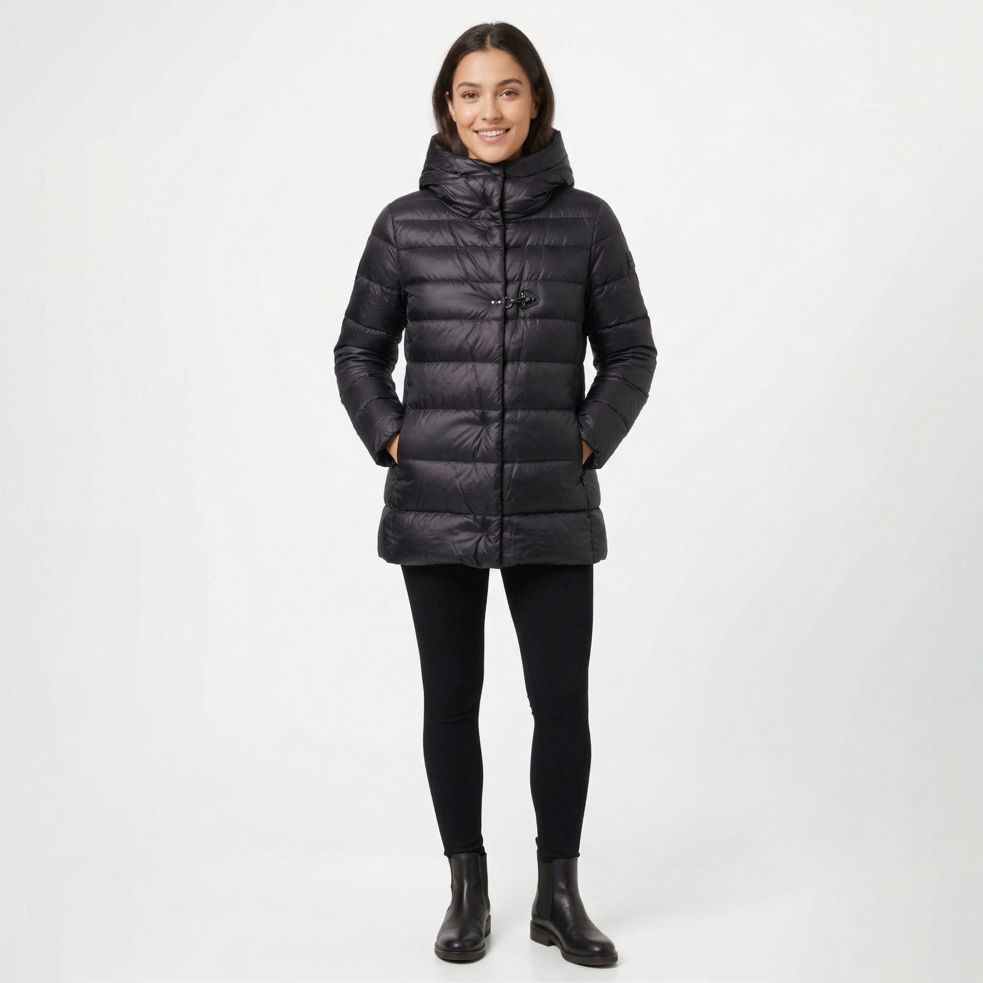 Casaco acolchoado preto com capuz usado por mulher em fundo branco