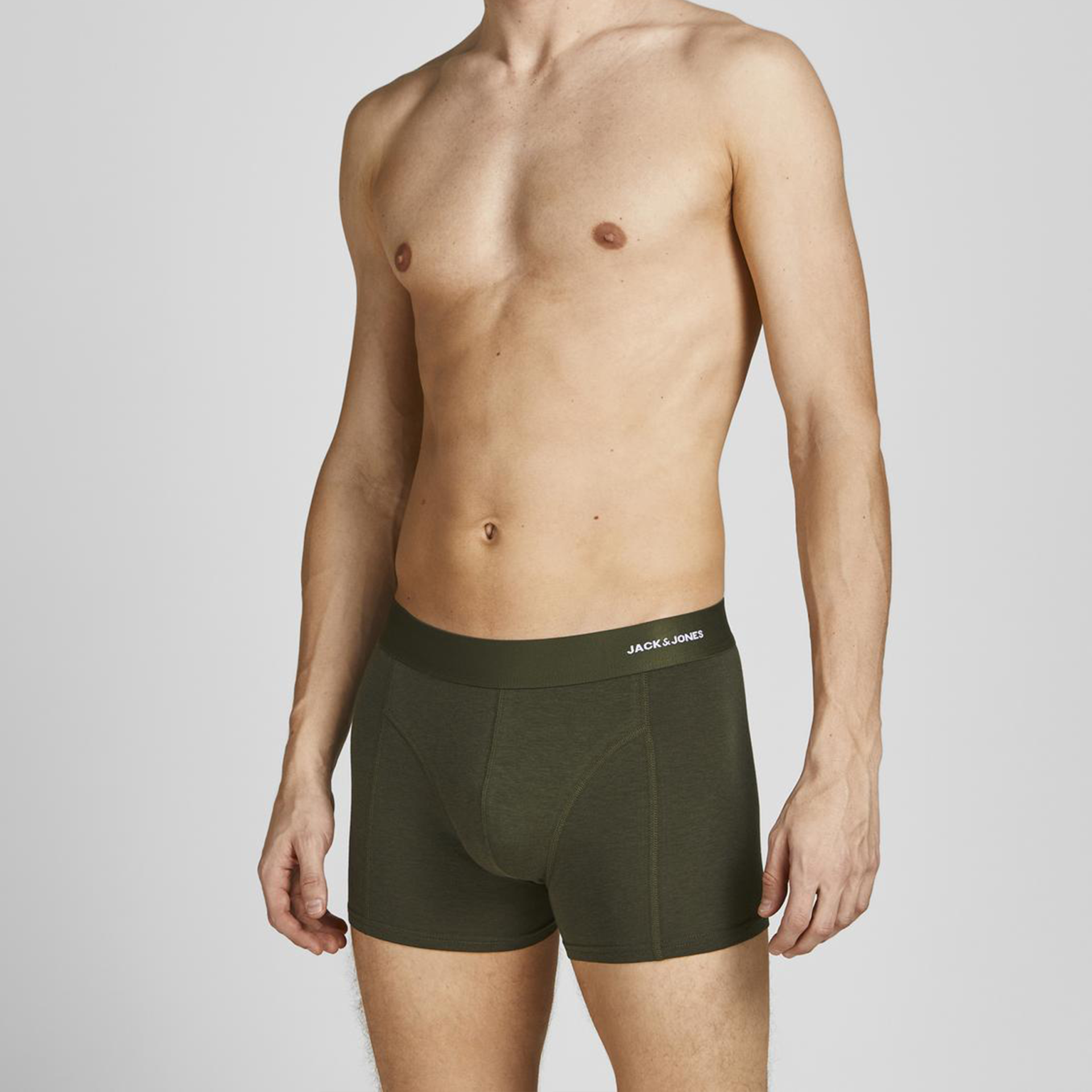 Cuecas boxer verde-escuro com cós preto com logo branco JACK  JONES, usadas por homem.