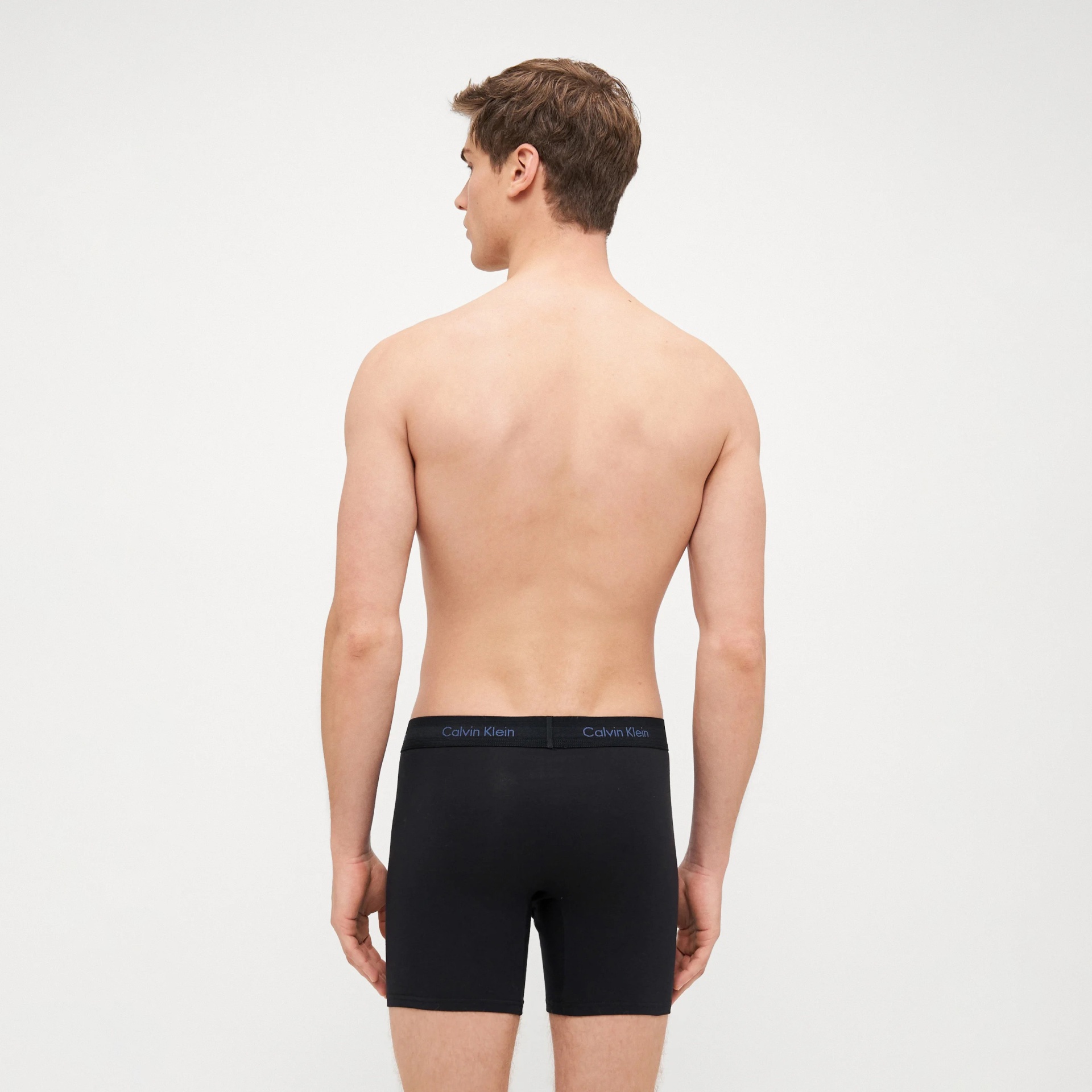 Modelo masculino de costas com boxer preto Calvin Klein