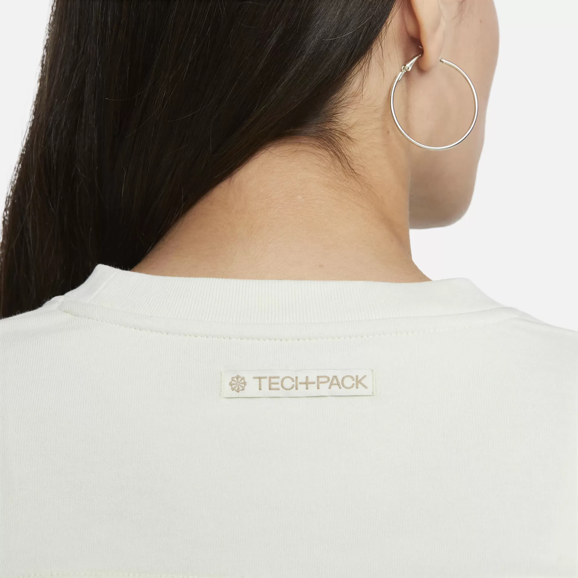 Etiqueta TECH+PACK na gola de t-shirt branca vista da parte de trás