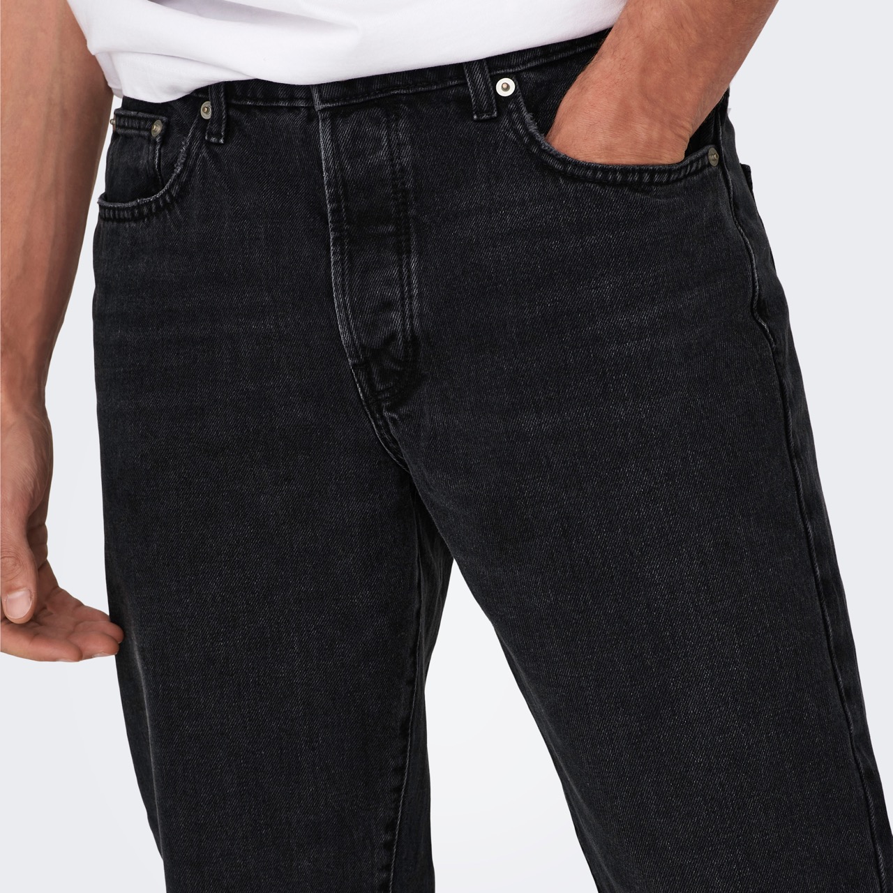 Calças de ganga pretas com corte reto e cinco bolsos