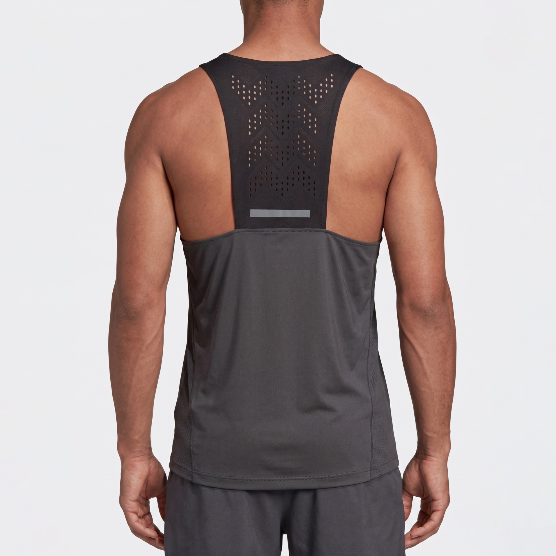 Regata desportiva masculina cinza escuro com painel preto perfurado nas costas