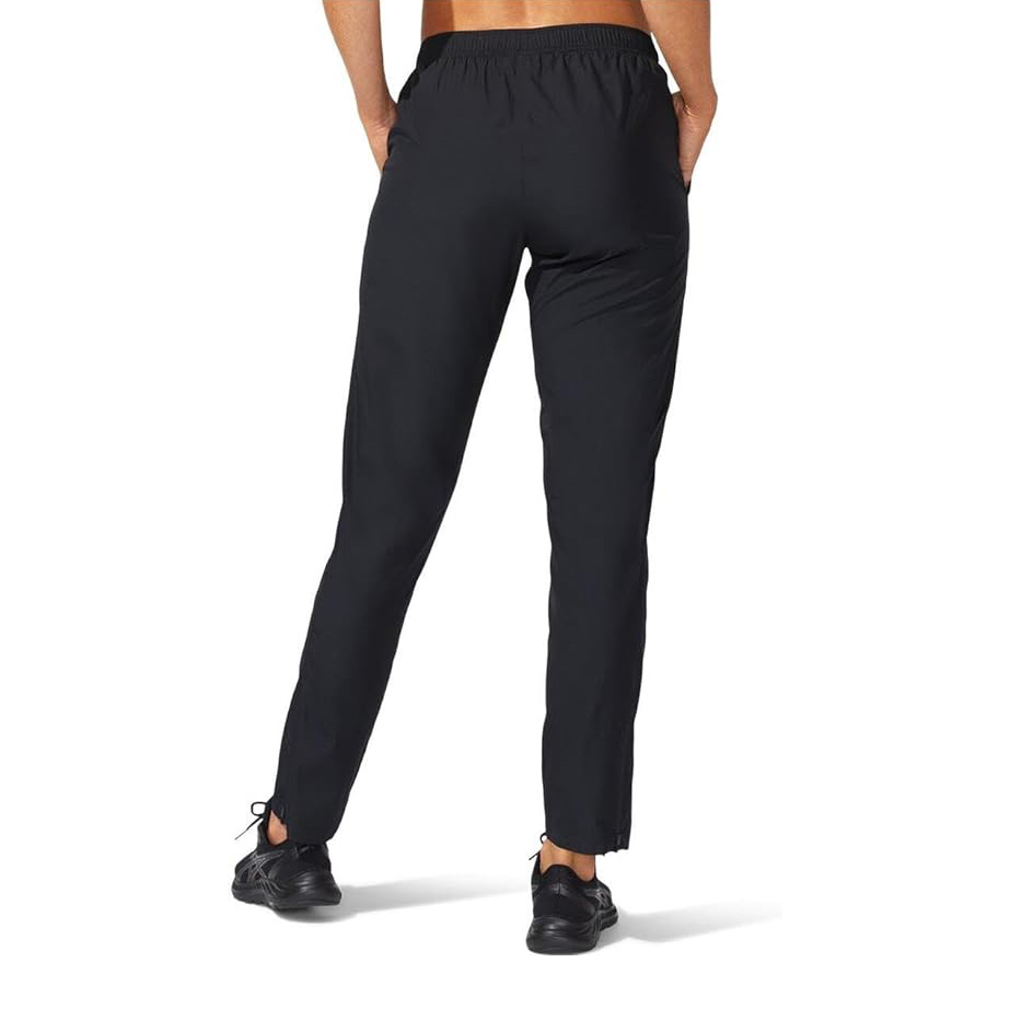 Calças pretas com zíperes nos tornozelos usadas por pessoa vista de costas