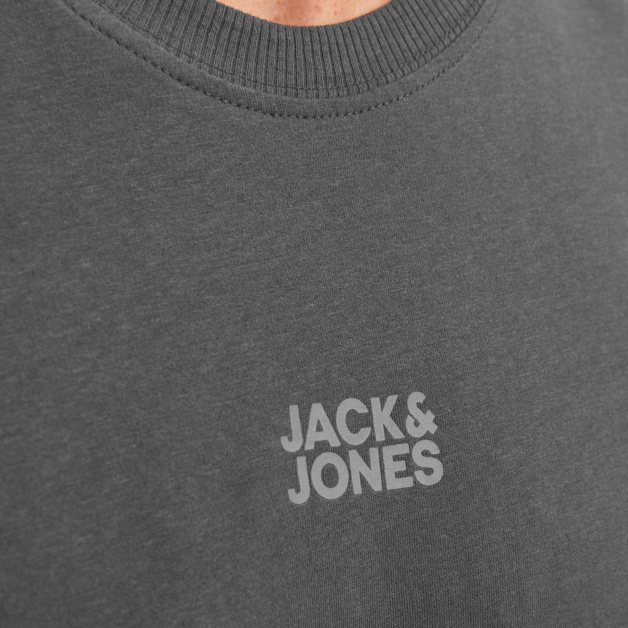 Camisola cinzenta com texto JACK & JONES no peito